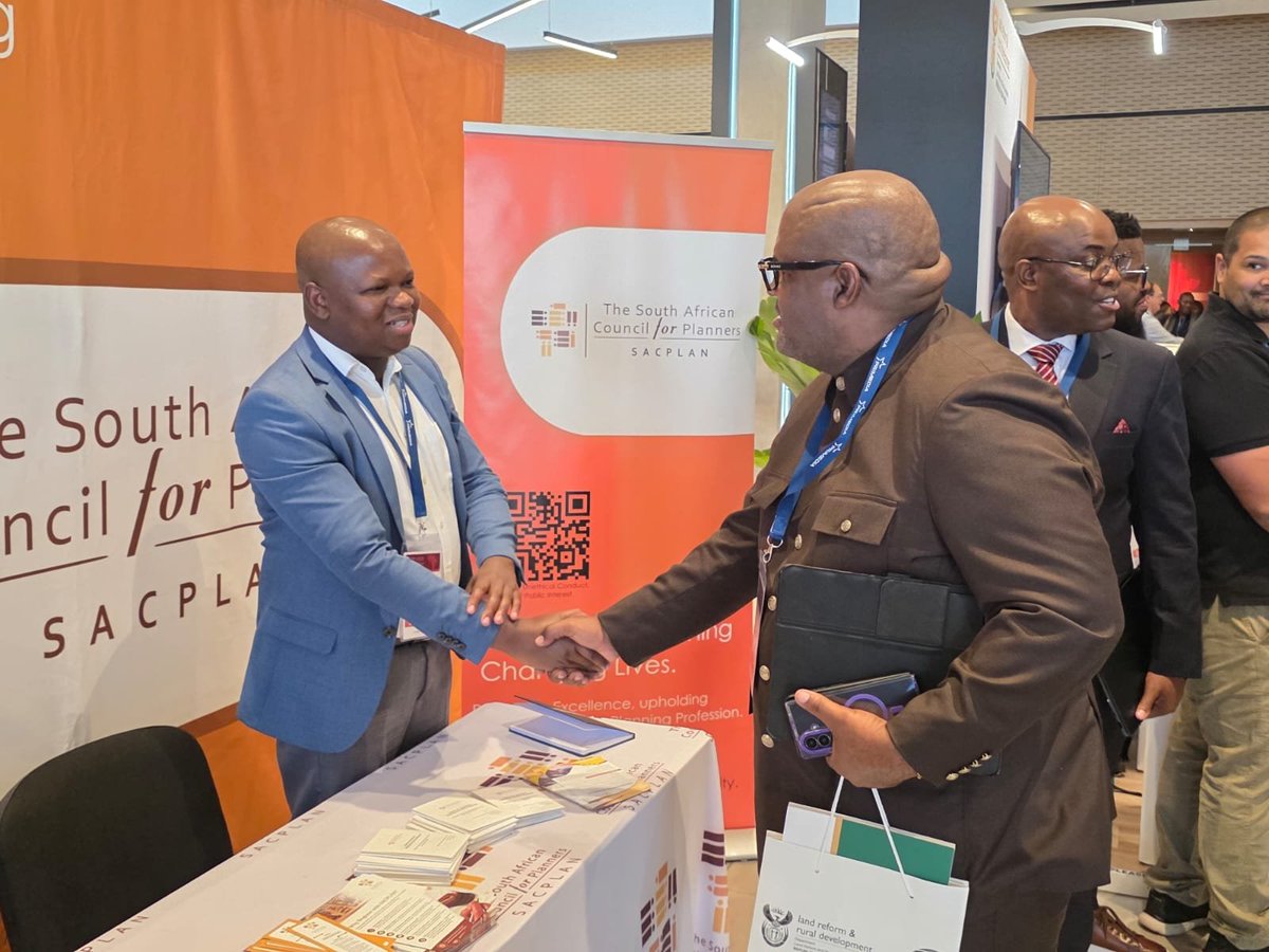 DLRRD_za's tweet photo. Minister Nyhontso accompanied by Western Cape Provincial MEC of Local Government and senior officials doing the walkabout at the exhibition area.
#dlrrdatwork #governmentza #GovernmentAtWork @governmentza @gcismedia @vukuzenzelegcis https://t.co/sknTmg6teW