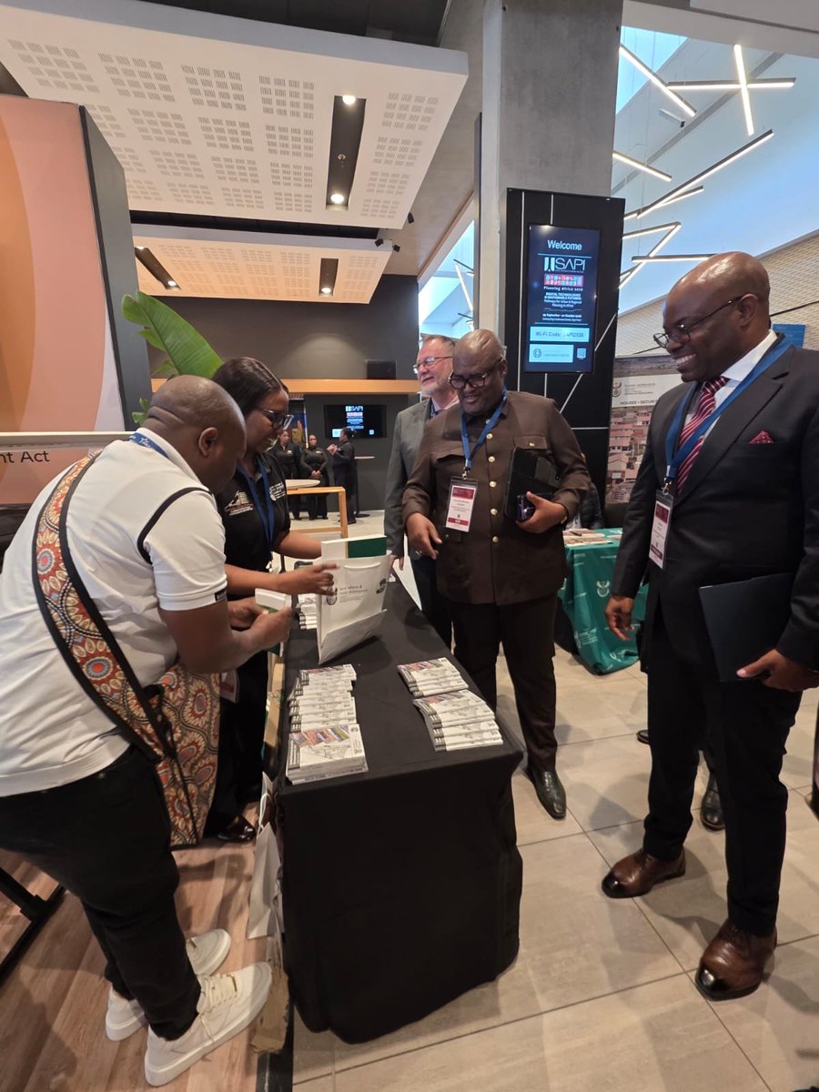 DLRRD_za's tweet photo. Minister Nyhontso accompanied by Western Cape Provincial MEC of Local Government and senior officials doing the walkabout at the exhibition area.
#dlrrdatwork #governmentza #GovernmentAtWork @governmentza @gcismedia @vukuzenzelegcis https://t.co/sknTmg6teW