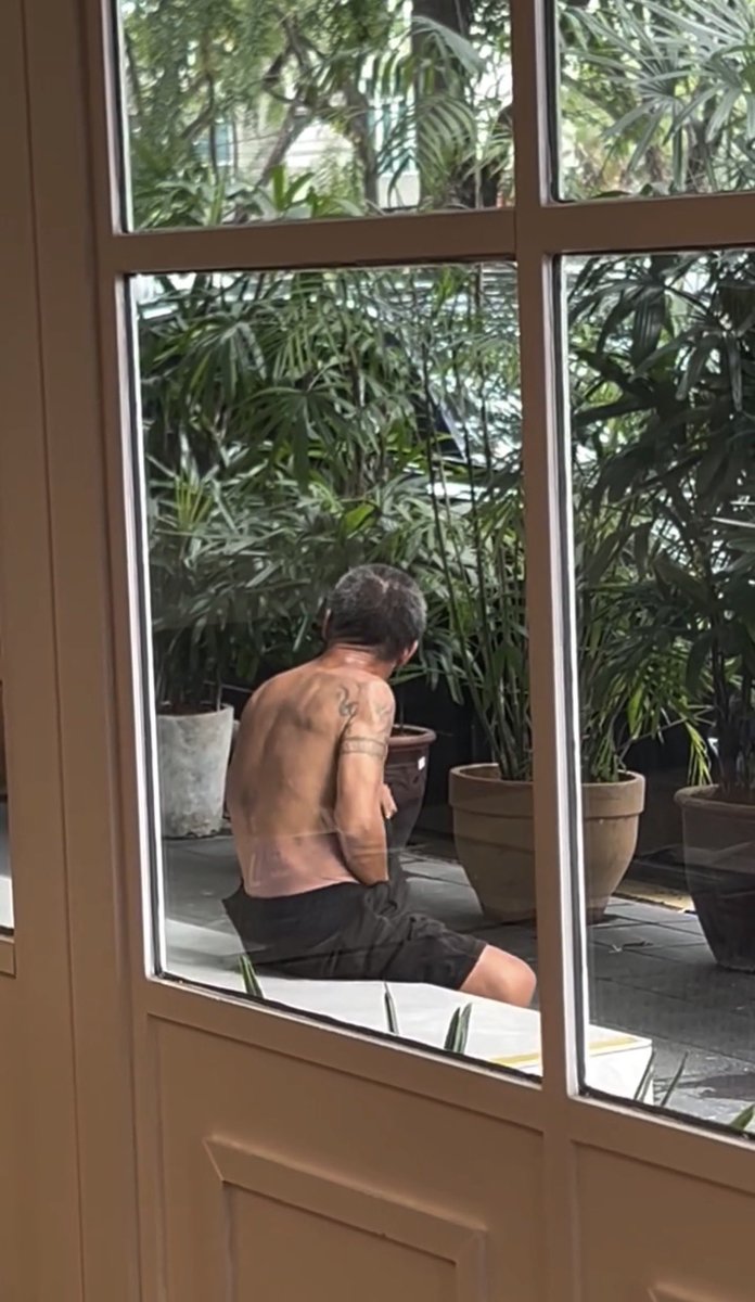 Mesotpit's tweet photo. A plumber came to fix my toilet, and I’ve been looking for him for the past few minutes… only to find him outside like this 

Anyone know what’s wrong with him? 😭 https://t.co/oFOQsrmX0R