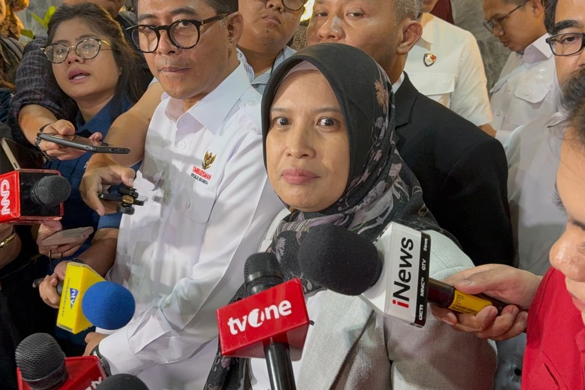 LambeSahamjja's tweet photo. guys lu pada tau gak nih
anggota ombudsman ri syafrida rachmawati konfirmasi kalau koruptor jimmy masrin emang bener nempatin rumah berfasilitas mewah di lapas kelas iia cibinong jawa barat

di video viral pas ombudsman sidak, ada pria yang langsung ngunci diri begitu petugas masuk ke rumah itu

ada juga bingkai foto jimmy masrin di dalam rumah tersebut, dan salah satu asisten ombudsman sempet berhadapan langsung sama jimmy masrin di lokasi

kata syafrida "oh itu ya kalau itu soal jimmy kami mengonfirmasi sebenarnya iya karena itu berdasarkan keterangan dan itu fotonya ada dan memang sempat berhadapan dengan salah satu asisten kami"

syafrida bilang ini masih sebatas dugaan, hasilnya nanti bakal ditanyain ke pihak imipas

soal klaim pihak lapas cibinong yang bilang gak ada cctv di rumah mewah itu, syafrida bantah

kata syafrida "waktu itu ada di rumah yang putih itu ada cctv ya ada sebenarnya tapi apakah cctv itu berfungsi atau tidak kami tidak tahu"

jimmy masrin sendiri itu mantan presdir pt caturkarsa megatunggal sekaligus komut pt petro energy, dipenjara gara gara kasus kredit fiktif dari lpei

dia terbukti rugiin negara sampe rp1 triliun, divonis 8 tahun penjara denda rp250 juta subsider 4 bulan

dia juga kena vonis tambahan bayar uang pengganti 32,6 juta dollar as subsider 4 tahun penjara