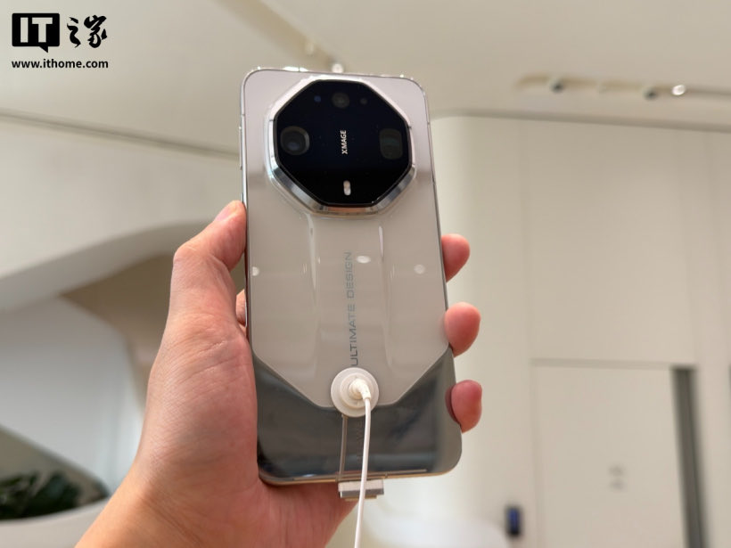 DrShPk's tweet photo. Huawei Mate 90 Series Phones Showcased Offline: Colorful Color-Blocking Design, Native “Giant Cannon” Module Camera, Released On October 1
#Huawei #HarmonyOS #Mate90 #Z10
https://t.co/yKFYp0EcGP https://t.co/DG2CEuLRa1