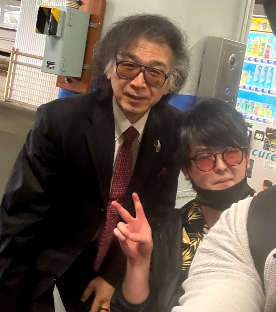 ryoit00's tweet photo. 先日、学会で長野県に来ていたら駅ホームでばったり筑波大のロボットスーツ山海先生にお会いした。
僕は北九州に帰るところ、山海先生は今から講演で来たところでの奇跡的な再会！ https://t.co/7p1HnmxnSb