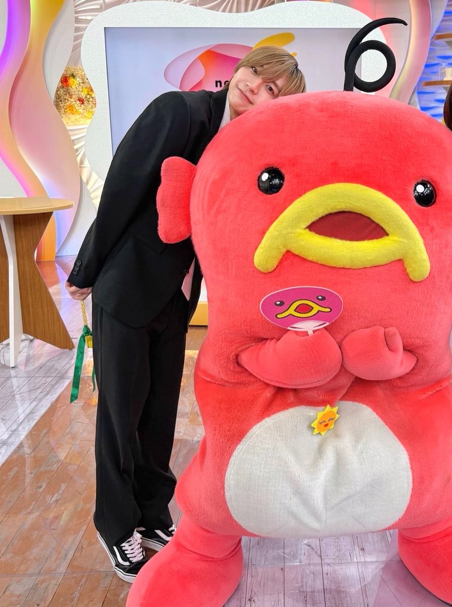 ambtans's tweet photo. 蓮王くんってキャラクターにはぴとってしちゃう生き物なんだ。ブログに載せてたシノビーに全くもおんなじことしてた。ぬいたらし♡ https://t.co/Hxr4AdBpdz