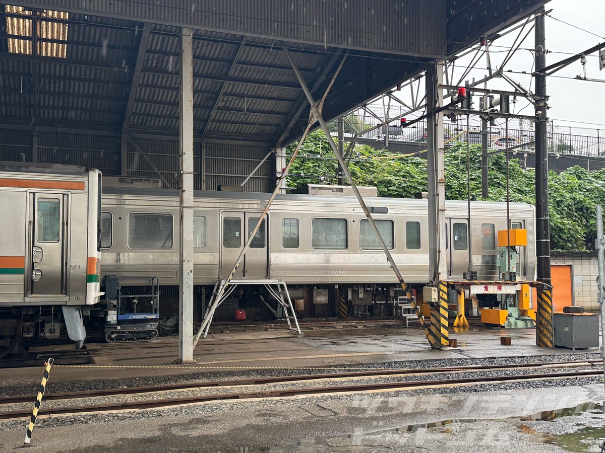 com_train_com's tweet photo. 【観察】改造中の流鉄のニューフェイス

「211系」改め、営業運転に向けた整備が進む「流鉄6000形」。

JR時代の帯は剥がされ、まるで鉄道模型の“試作品”ショットの様な状態に。

果たしてどんなカラーリングでデビューするのでしょうか？

#流鉄6000形 https://t.co/9jUzJK4w20
