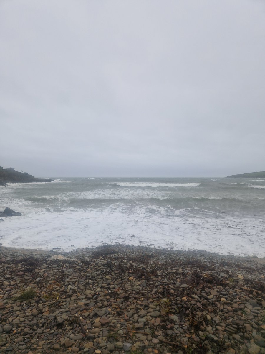 MagsMurphy83's tweet photo. Way too stormy for a swim this morning but still cool to look at❤️ #LoveCork https://t.co/BBt1IcWcOw