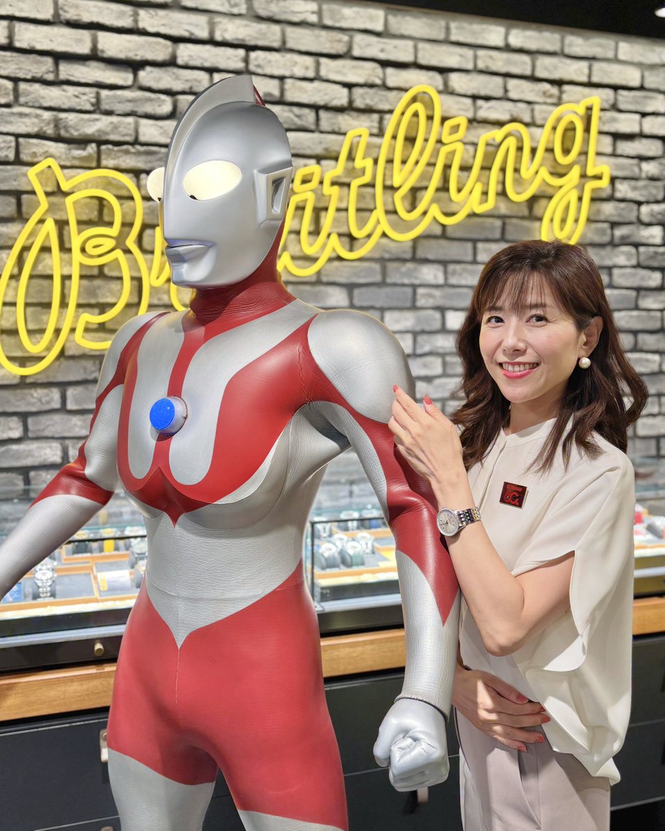 matsushita_megu's tweet photo. ウルトラマンシリーズ60周年
記念ロゴピンズを胸元に。

ちょっぴり大きめのサイズで
存在感があります✨

「希望と勇気を持ちつづけ
挑戦することをあきらめない」

円谷英二さん、そして
ディーン・フジオカさんからの
メッセージに
胸が熱くなった日🥹

#Ultraman
#ブライトリング 
#ナビタイマー https://t.co/slHBro4MCM
