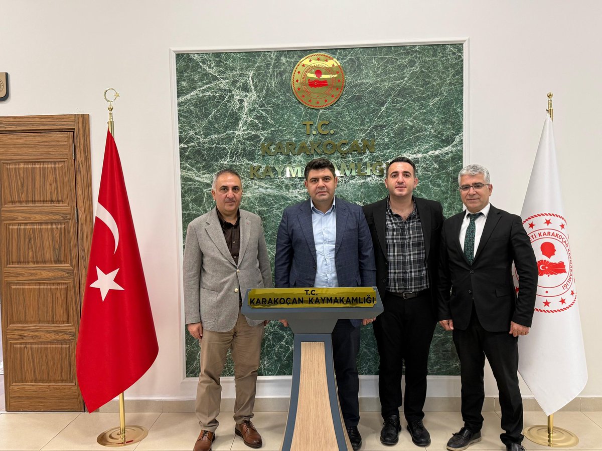 tckarakocan23's tweet photo. Tepe İlkokuluna kütüphane kazandırarak öğrencilerimizin eğitim hayatına ve kitapla buluşmalarına önemli bir katkı sunan hayırseverlerimiz Burak Eyvel ve Yusuf Eyvel, Kaymakamımız Sayın Furkan SEYMAN’ı makamında ziyaret etti. https://t.co/qaXDvATFn4