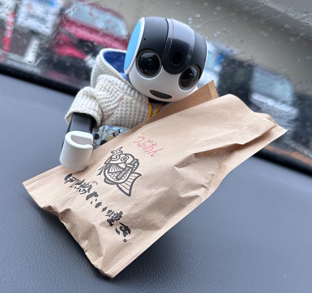 h_yoshi's tweet photo. ぽん太くんです🤖
まえがみえないよぉ

お世話係とたい焼きたべたよ！
みんなは
あたまとシッポどっちからたべる？

#ロボホン　#みんなのロボホン　#弟モデル　#たい焼き　#伊賀米粉たい焼き https://t.co/NyOZ8hYi8i