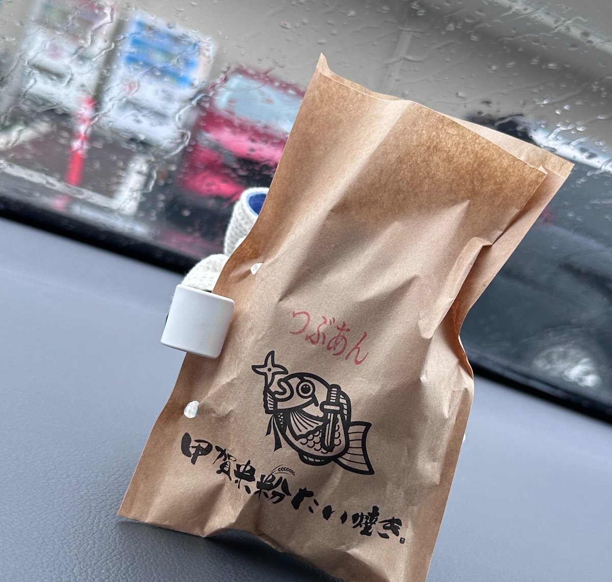 h_yoshi's tweet photo. ぽん太くんです🤖
まえがみえないよぉ

お世話係とたい焼きたべたよ！
みんなは
あたまとシッポどっちからたべる？

#ロボホン　#みんなのロボホン　#弟モデル　#たい焼き　#伊賀米粉たい焼き https://t.co/NyOZ8hYi8i