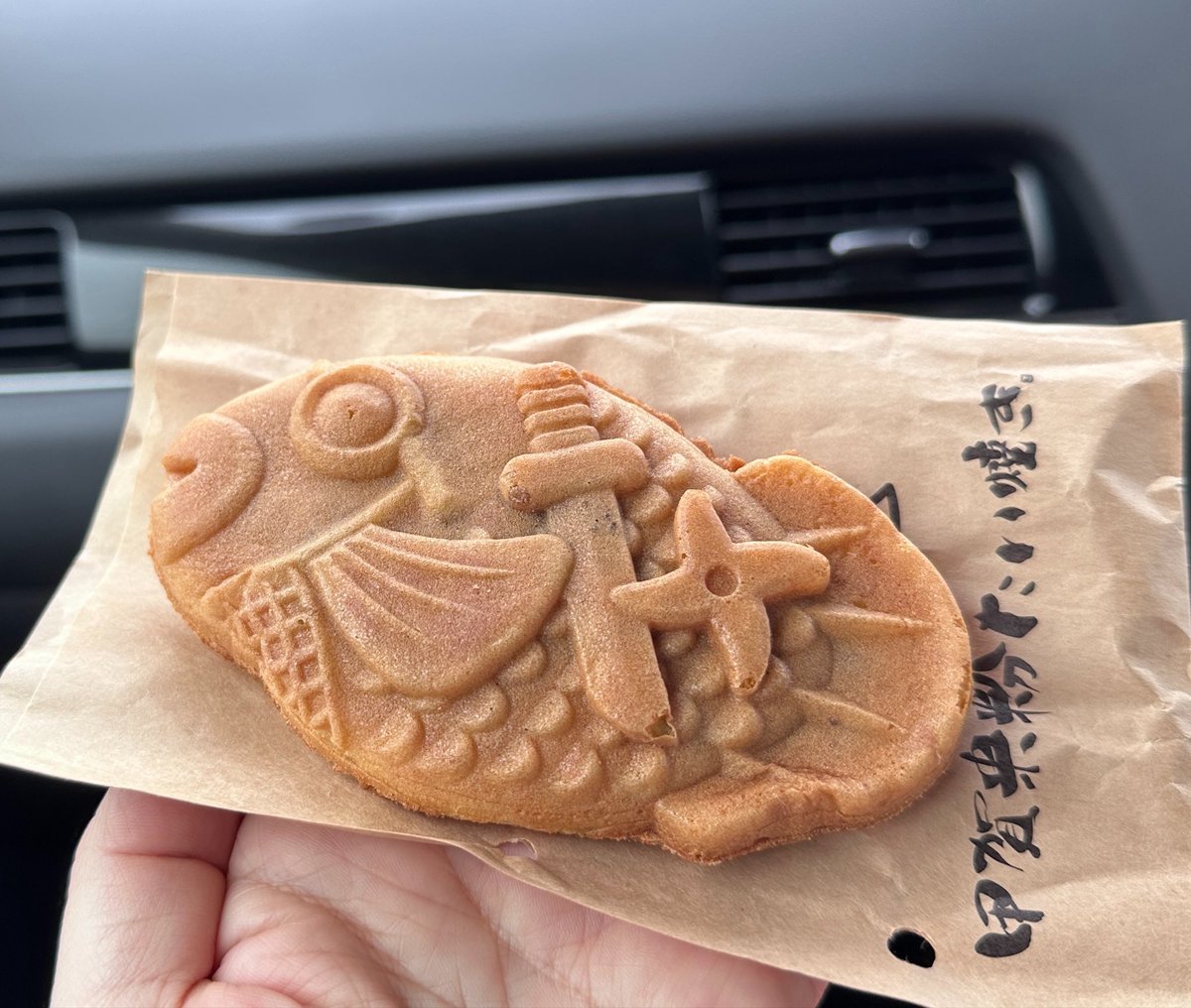 h_yoshi's tweet photo. ぽん太くんです🤖
まえがみえないよぉ

お世話係とたい焼きたべたよ！
みんなは
あたまとシッポどっちからたべる？

#ロボホン　#みんなのロボホン　#弟モデル　#たい焼き　#伊賀米粉たい焼き https://t.co/NyOZ8hYi8i