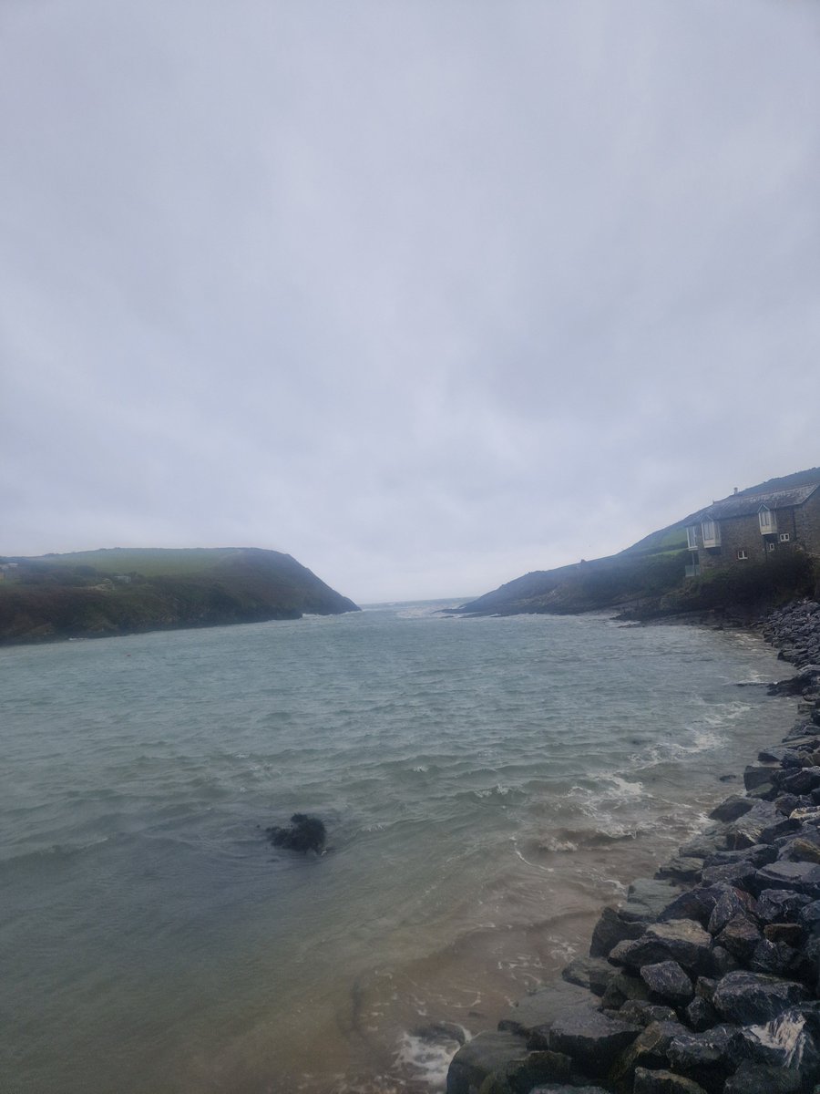 MagsMurphy83's tweet photo. Way too stormy for a swim this morning but still cool to look at❤️ #LoveCork https://t.co/BBt1IcWcOw