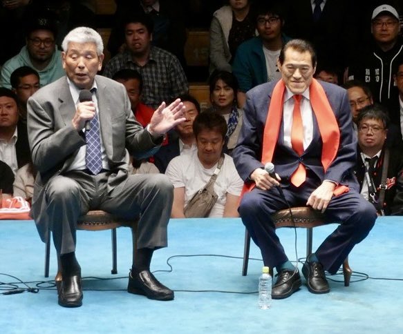pasin_shouwa's tweet photo. 坂口「ハイセルとか、水プラズマとか、永久電池とか猪木さんの事業欲は変わらなかったね。でも、あの人の場合は私服を肥やすとかではなく、本当に「夢」なんだよ。儲かっている時は、やれ不動産だ、ゴルフ会員権だってなる経営者は多いけど、猪木さんはあれだけ稼いでも何もない。全部、次の夢に向かってつぎこんじゃう。周囲に群がってくる連中も多かった。
「坂口、この事業が成功したら、お前にも利益を～」とか「これで引退後の選手を路頭に迷わせなくて済む」とか、そこは本当に純粋なんだ。金銭に関してはルーズだと言う人も多いんだけど、私利私欲ではないだけに憎めないんだよ。
馬場さんが亡くなった後、奥さんの元子さんに相続された金額が6億円なんて報道されていたけど、オレはそれを目にして「ああ、猪木さんの借金と同額だ」なんて思っていたよ。それぐらい馬場さんと猪木さんって対照的なんだよ。面白いよな」