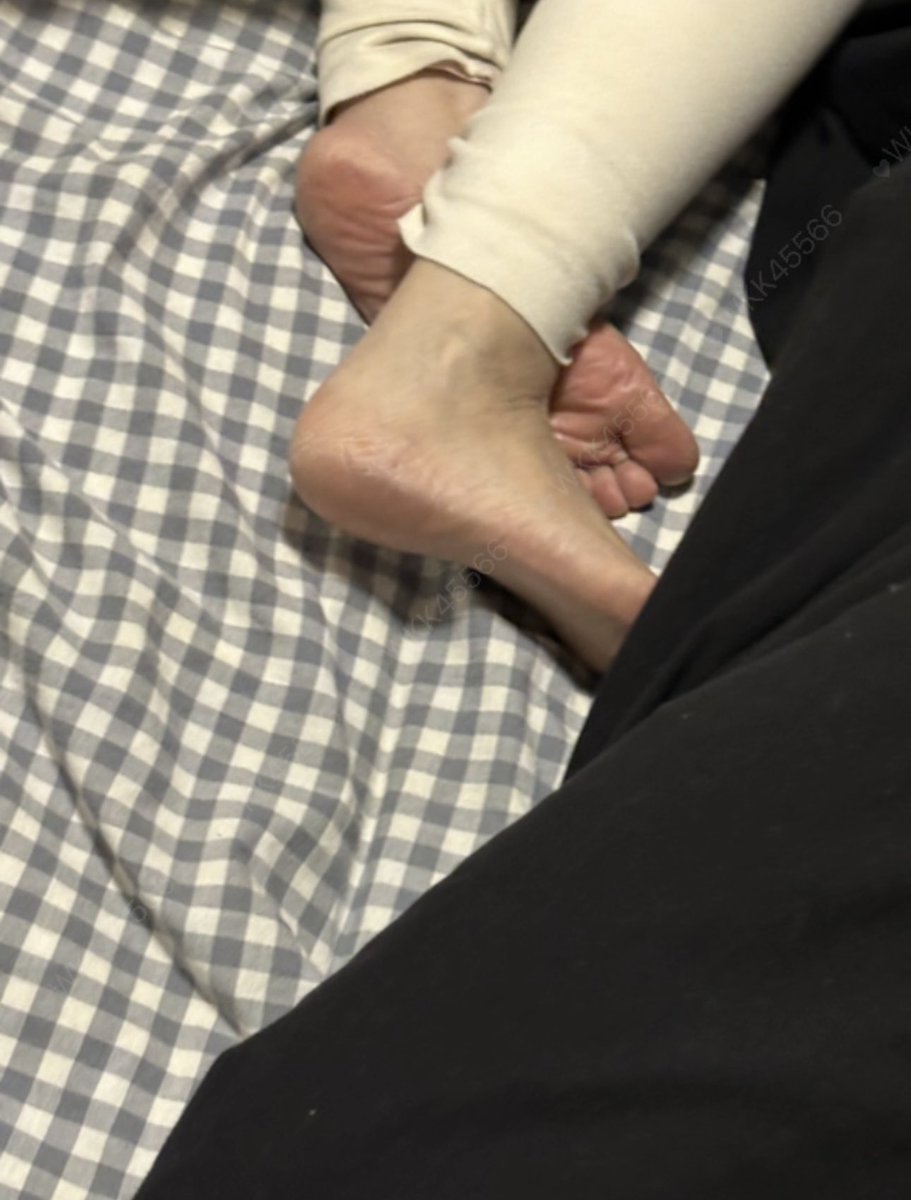 luoshituslut2's tweet photo. 自家酸臭褶子脚
同好有好的玩法可以交流
 #绿母 #恋足 #熟女 https://t.co/w5XVFEgctk