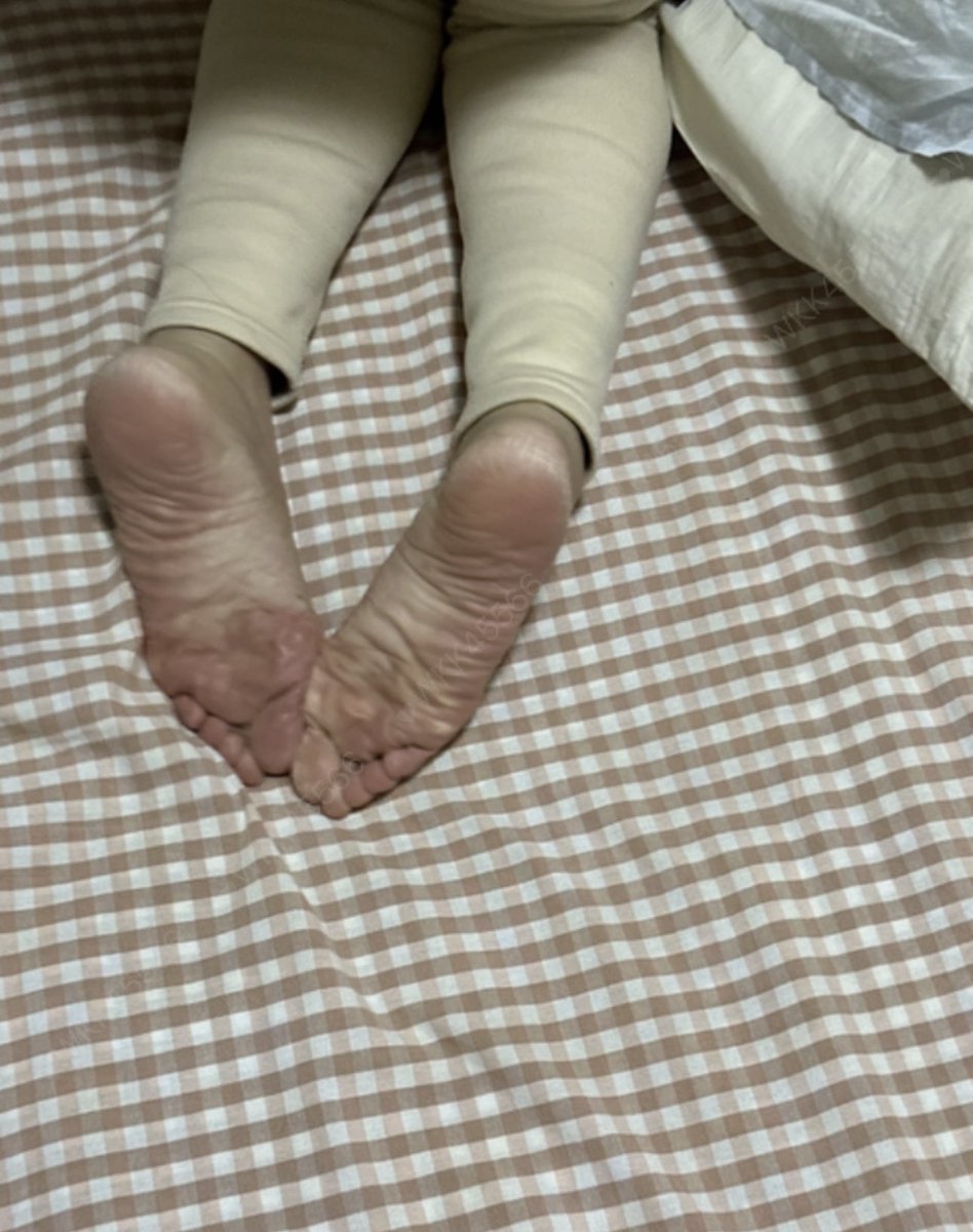 luoshituslut2's tweet photo. 自家酸臭褶子脚
同好有好的玩法可以交流
 #绿母 #恋足 #熟女 https://t.co/w5XVFEgctk