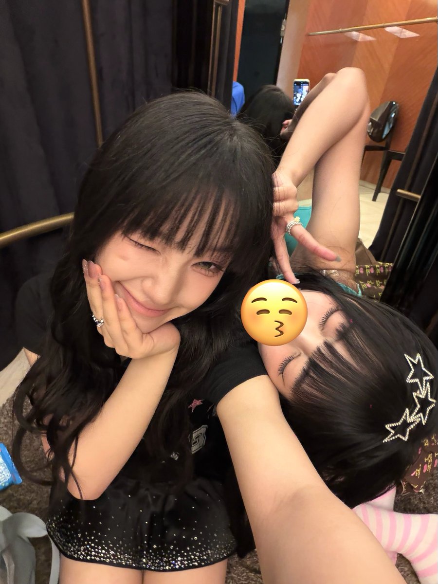 mbAngeles02's tweet photo. Nana on Yunha's IG post 😘✌️

I miss you girls 🥺🥺🥺 

https://t.co/KnEhBPuPYO

#UNIS #유니스  
#NANA #나나
#YUNHA #방윤하 https://t.co/rrj6pwKHLd