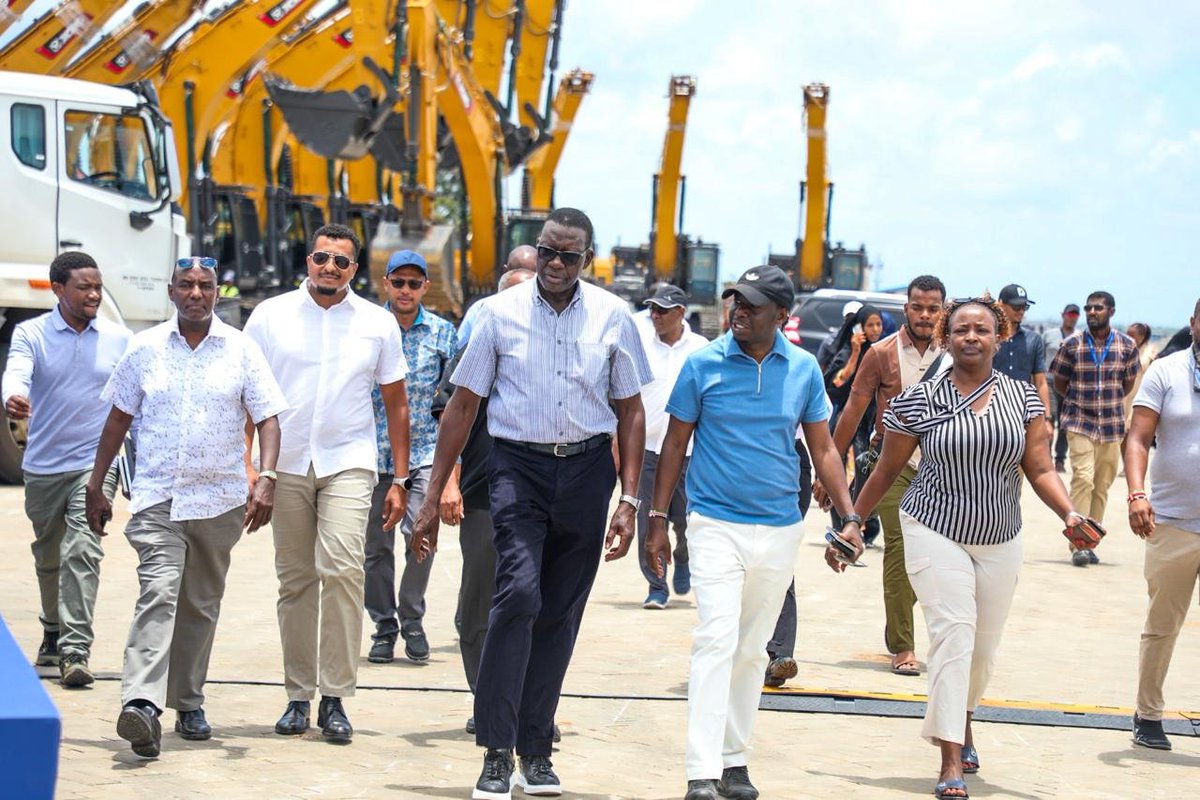 Kenya_Ports's tweet photo. Preparations are in high gear at the Port of Lamu ahead of tomorrow’s groundbreaking ceremony for the construction of the ksh2.2 trillion Dangote East Africa Refinery; a project that will significantly enhance the region’s petroleum refining capacity and infrastructure. 

Cabinet Secretary for Roads and Transport @davis_chirchir accompanied by Principal Secretary, State Department for Transport, @mohamed_daghar , earlier conducted an inspection tour at the port and expressed satisfaction with the preparations ahead of the ceremony, which will be presided over by President William Ruto with several Heads of State expected to attend.

Even as the preparations are ongoing, the Port of Lamu remains operational with the heavy lift gang currently discharging 2,930 metric tonnes of heavy construction machinery from the vessel MV Da Yang to be used in the project.

The facility is designed to process crude oil from the Lokichar fields in Turkana County, as well as crude sourced from other parts of East and Southern Africa and beyond.

 With a processing capacity of 700,000 barrels of crude oil per day, the Dangote East Africa Refinery will be one of the largest refineries in East Africa.
Upon completion of the project, the refinery will supply refined petroleum products to markets across the region, strengthening East Africa’s energy and petroleum supply infrastructure.