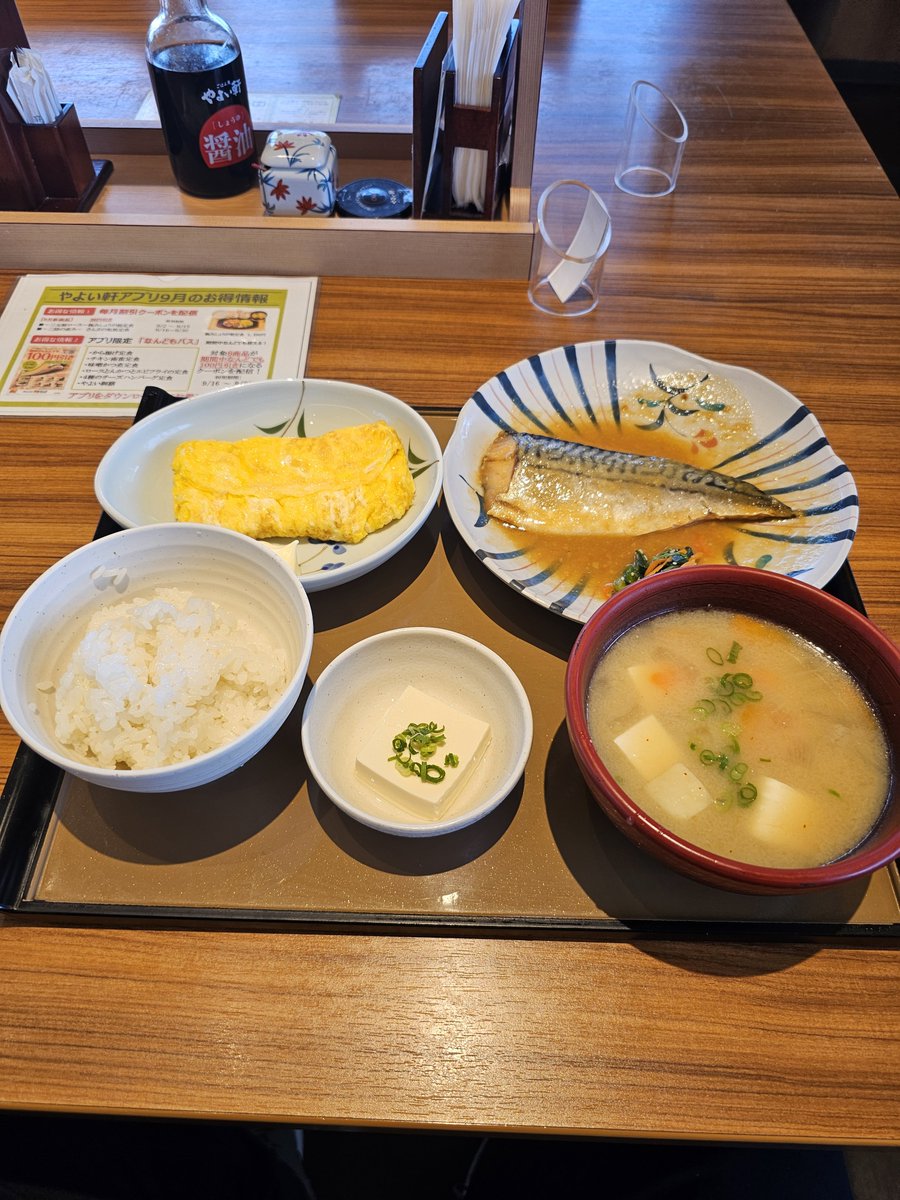 akagisigeru53's tweet photo. ローソンにあるウインナーこれでもかってくらい乗ってる弁当みんな好きなんすか？どこ行っても無いんやけど🥲 https://t.co/PK1KQ1uVng