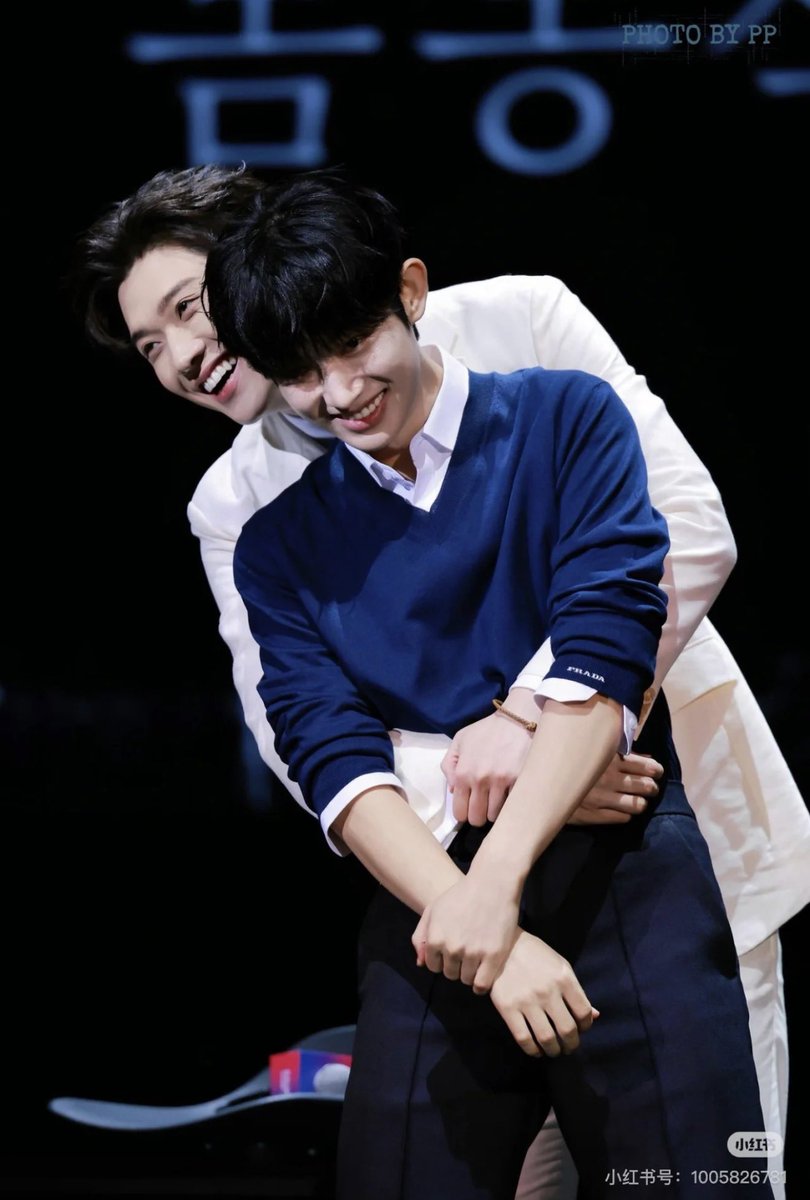 ys_00oo's tweet photo. 허그는 참 좋은것이여😽 https://t.co/tWeEqn9DNN