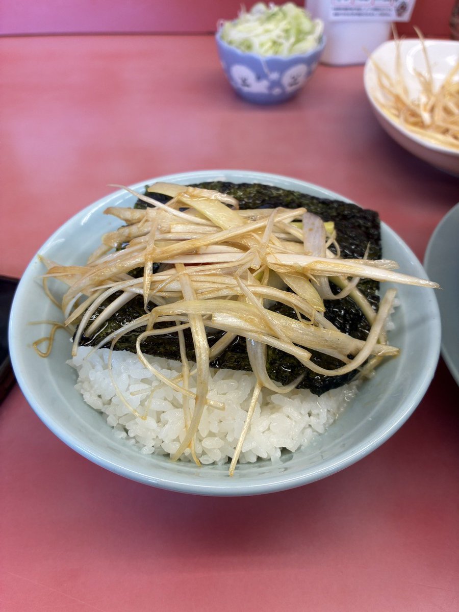 isshinchan123's tweet photo. 山岡家
醤油ラーメン ライス
白髪ネギ
薬味ネギ
麺よりもネギの方が多かった😂💕
美味し😘 https://t.co/aFEXQa2U9G