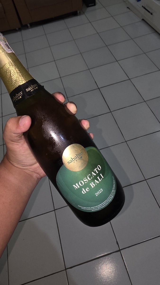 suhutttt's tweet photo. Penjaga kewarasan gue setelah kerja. 
The best local wine from Bali 🫶🍷 https://t.co/4PjmONZ1dM
