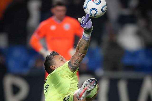 leonardofmv's tweet photo. Mais um goleiro sendo testado e sofrendo com falhas e mais uma vez venho aqui pra lembrar que Fábio não teve oportunidade.

A seleção brasileira não merece o Fábio. https://t.co/Ygb9M8RZyn