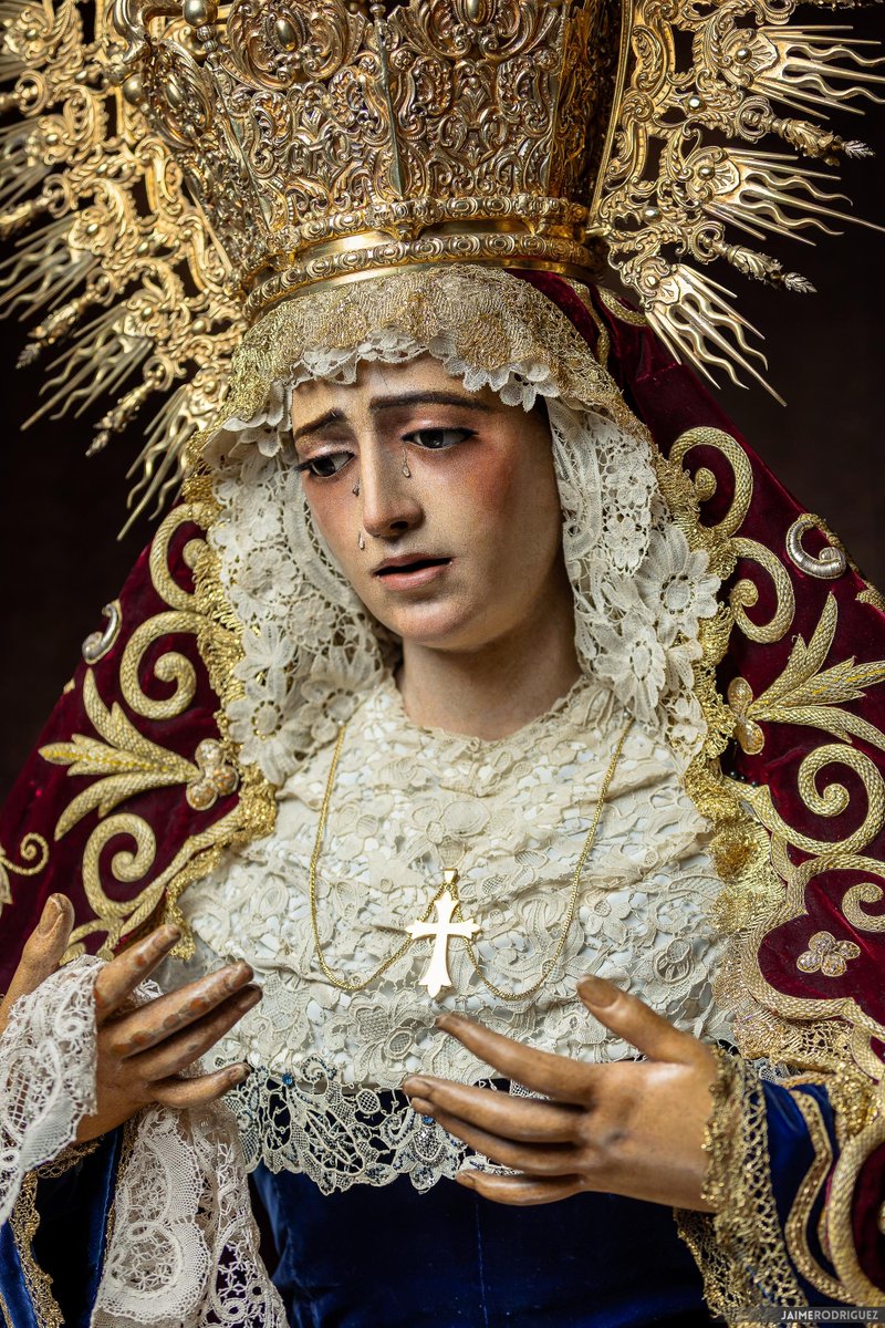 Hdad_Amargura's tweet photo. 🔴 Cambio en nuestras imágenes.
En esta ocasión, la Virgen viste saya azul y manto a juego burdeos obra de Rodríguez Ojeda en 1911. Encaje de Punto Duquesa del siglo XIX. 
San Juan porta túnica de Rodríguez Ojeda de 1904 y mantolín de talleres Santa Bárbara en 1990.

📸 @jaimerfz https://t.co/oSpqKJM0A6