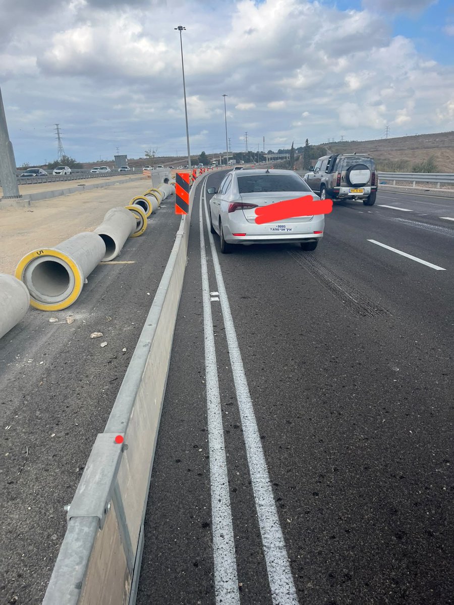 dmorofek's tweet photo. לכבוד @IL_police,
הרכב שבתמונה פשוט עצר באמצע נתיב בכביש 6, סמוך למחלף עירון. בלי אורות אזהרה, בלי משולש.

כתוצאה מכך, שורת רכבים, ובהם הרכב של בני, נאלצו לבצע בלימת חירום. התוצאה: תאונת שרשרת עם כ-20 נפגעים.

הרכב שגרם לאירוע? הסתלק מהמקום.

אז אם מתישהו יתפנה לכם זמן מחקירת דרוקר ויתחשק לכם לטפל גם בעבריין תנועה אמיתי, מספר הרכב שמור אצלי.

בשעות הקרובות אפשר למצוא אותי במיון הלל יפה. אחר כך גם בדיאם.
(לבן ולבת זוגו שלום)