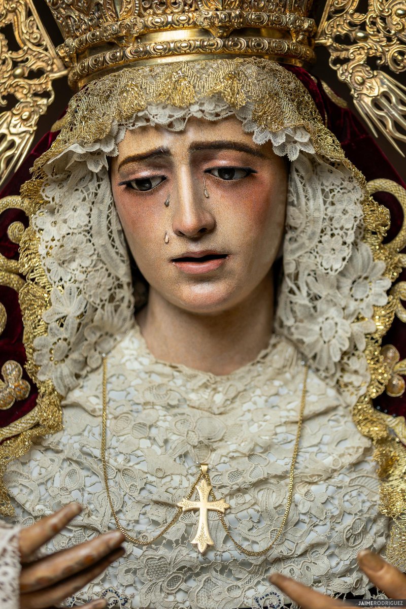 Hdad_Amargura's tweet photo. 🔴 Cambio en nuestras imágenes.
En esta ocasión, la Virgen viste saya azul y manto a juego burdeos obra de Rodríguez Ojeda en 1911. Encaje de Punto Duquesa del siglo XIX. 
San Juan porta túnica de Rodríguez Ojeda de 1904 y mantolín de talleres Santa Bárbara en 1990.

📸 @jaimerfz https://t.co/oSpqKJM0A6