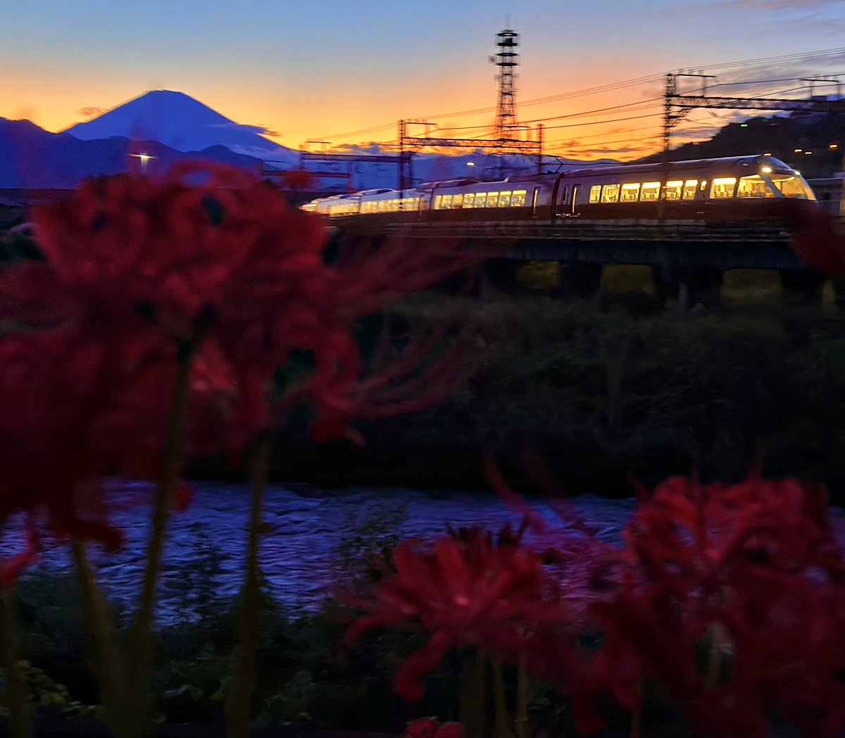 G9iygnS's tweet photo. 彼岸花の季節お気に入り第三位
薄明の美しいグラデーションの空模様
富士山を背景に川音川を行くGSE
川…彼岸花…富士山絡められて良かった https://t.co/j4rdXxW6Hs