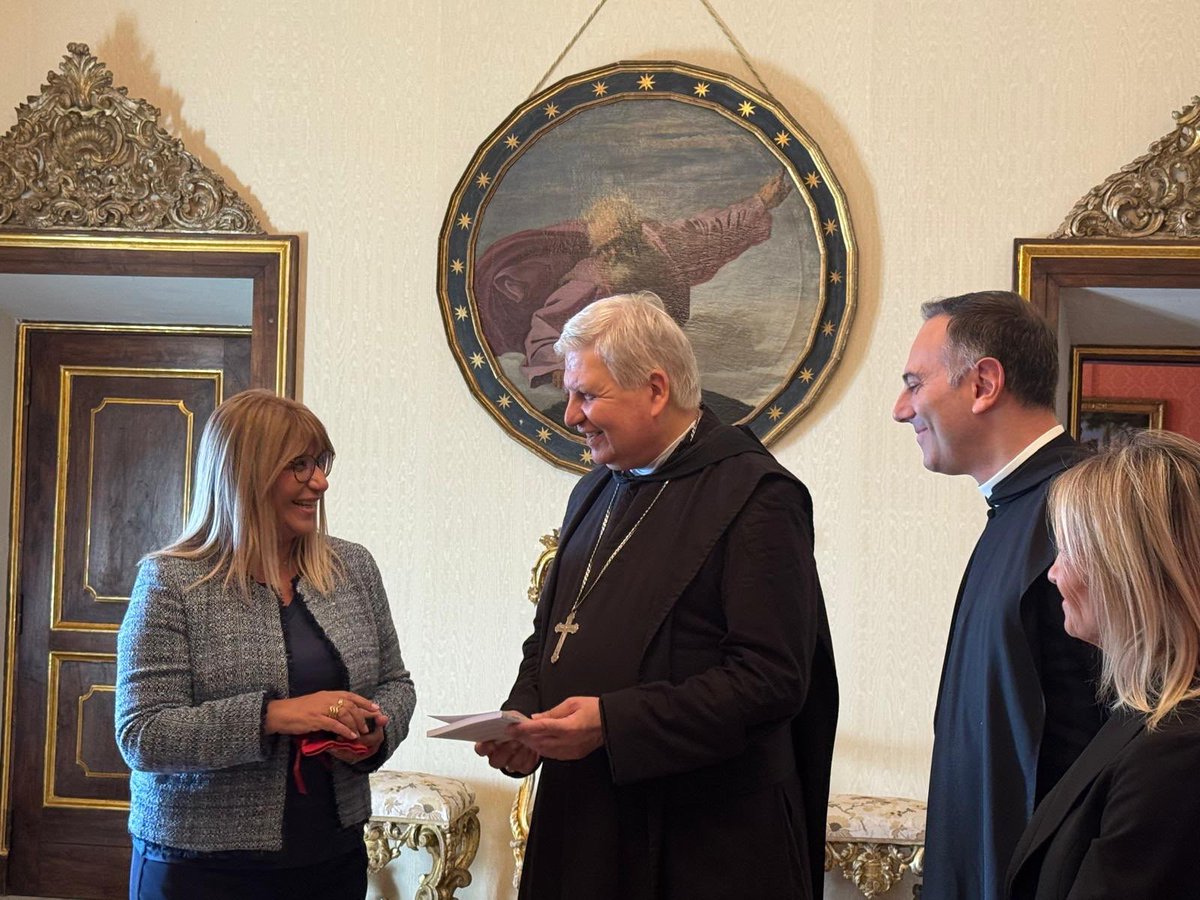 CislNazionale's tweet photo. L'incontro stamattina a Montecassino con il Padre Abate Dom Antonio Luca Fallica ha aperto la giornata della delegazione della #Cisl, guidata dalla Segretaria Generale #DanielaFumarola. 
A seguire, la visita all'Abbazia con la guida di Dom Luigi Maria Di Bussolo, che ha condotto gli ospiti tra la terrazza affacciata sulla valle, la storica biblioteca e la basilica, ricostruendo la storia millenaria del monastero.

#Montecassino @cislfrosinone @Cisl_Lazio