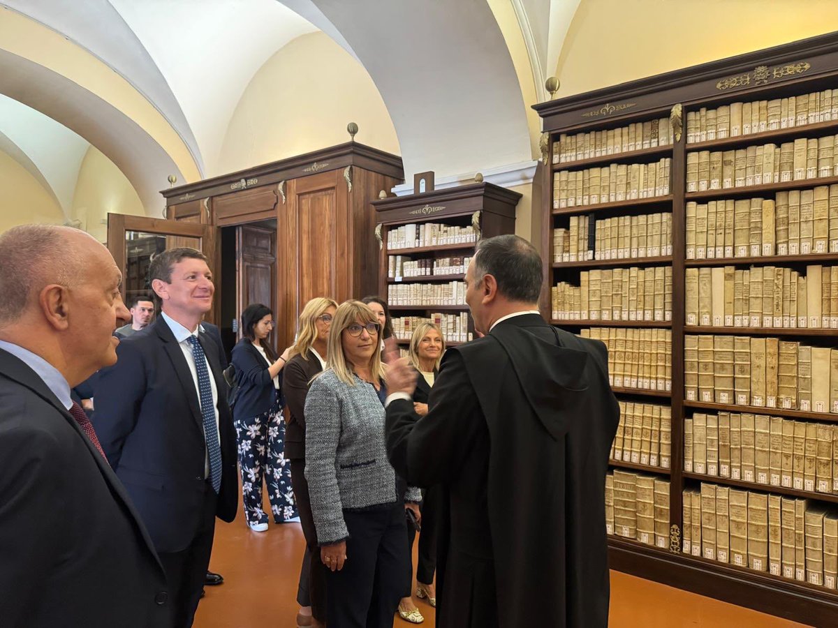 CislNazionale's tweet photo. L'incontro stamattina a Montecassino con il Padre Abate Dom Antonio Luca Fallica ha aperto la giornata della delegazione della #Cisl, guidata dalla Segretaria Generale #DanielaFumarola. 
A seguire, la visita all'Abbazia con la guida di Dom Luigi Maria Di Bussolo, che ha condotto gli ospiti tra la terrazza affacciata sulla valle, la storica biblioteca e la basilica, ricostruendo la storia millenaria del monastero.

#Montecassino @cislfrosinone @Cisl_Lazio