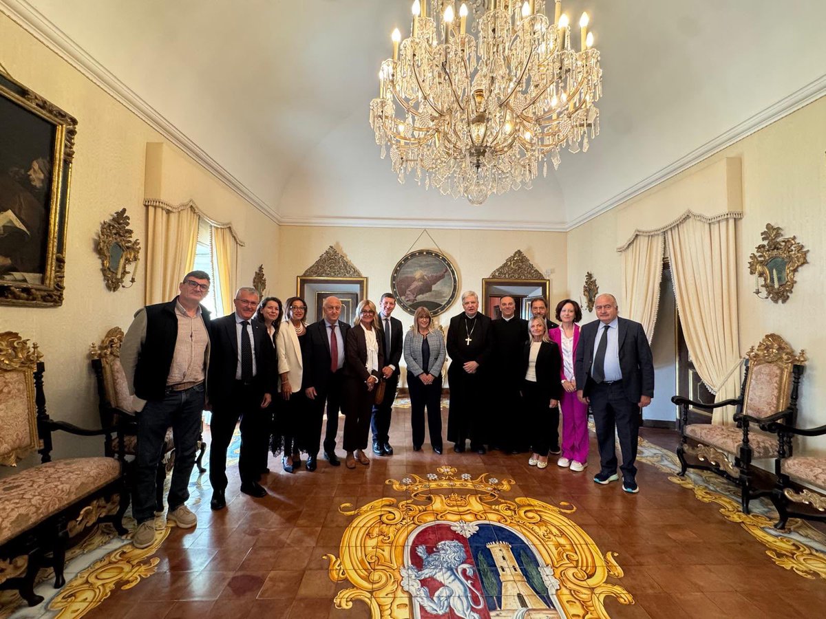CislNazionale's tweet photo. L'incontro stamattina a Montecassino con il Padre Abate Dom Antonio Luca Fallica ha aperto la giornata della delegazione della #Cisl, guidata dalla Segretaria Generale #DanielaFumarola. 
A seguire, la visita all'Abbazia con la guida di Dom Luigi Maria Di Bussolo, che ha condotto gli ospiti tra la terrazza affacciata sulla valle, la storica biblioteca e la basilica, ricostruendo la storia millenaria del monastero.

#Montecassino @cislfrosinone @Cisl_Lazio