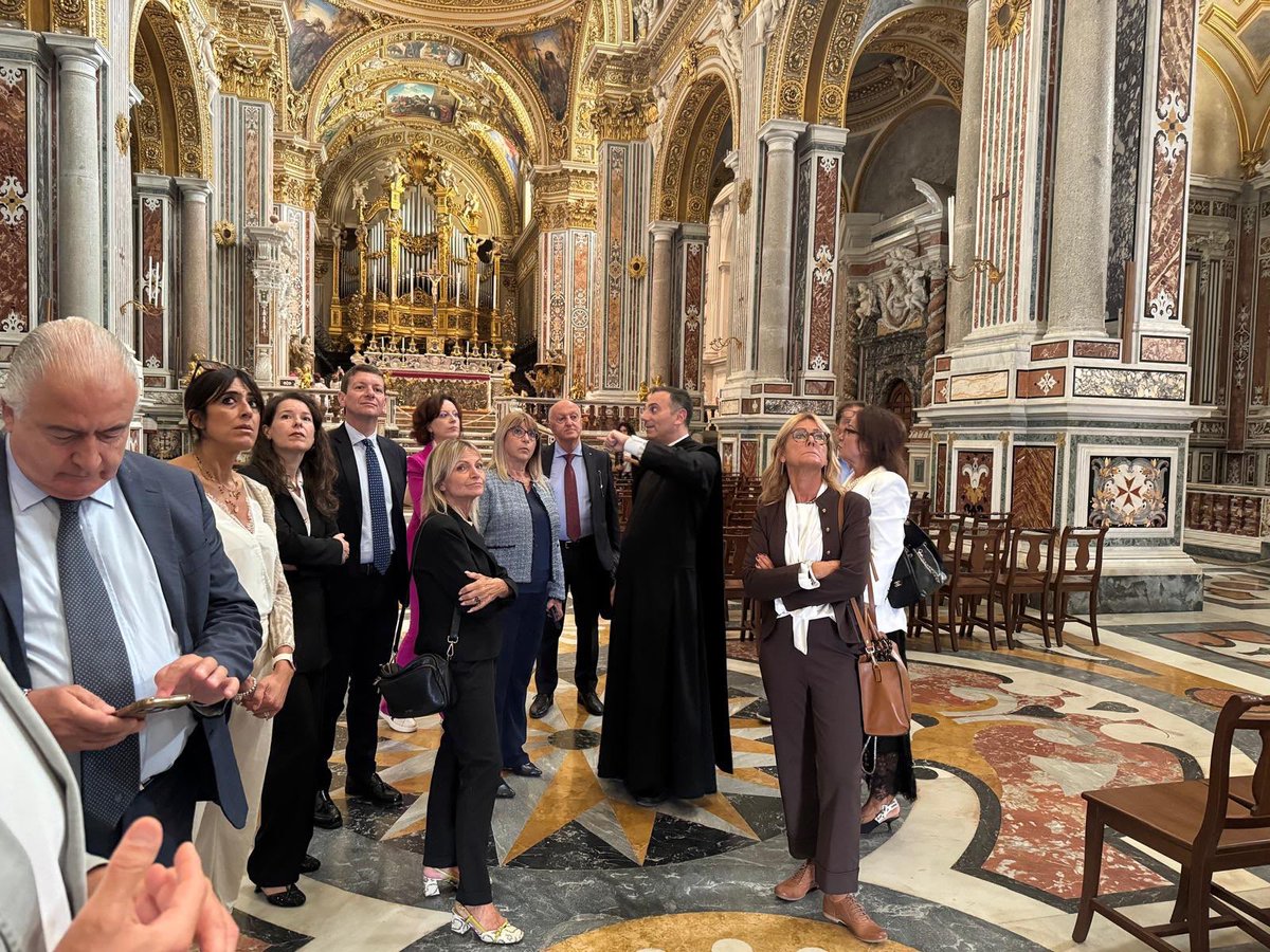 CislNazionale's tweet photo. L'incontro stamattina a Montecassino con il Padre Abate Dom Antonio Luca Fallica ha aperto la giornata della delegazione della #Cisl, guidata dalla Segretaria Generale #DanielaFumarola. 
A seguire, la visita all'Abbazia con la guida di Dom Luigi Maria Di Bussolo, che ha condotto gli ospiti tra la terrazza affacciata sulla valle, la storica biblioteca e la basilica, ricostruendo la storia millenaria del monastero.

#Montecassino @cislfrosinone @Cisl_Lazio