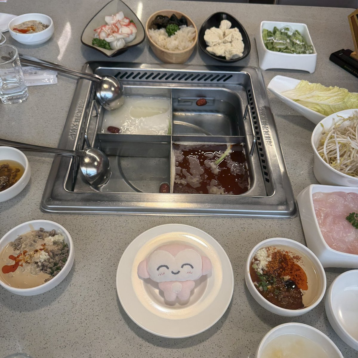 peach7_7's tweet photo. 하이디라오 프리미엄 회원님과 출근 전 번개 방문하고왓더염…💕 배터져서 출근 못 해 https://t.co/dubQsbEzn1