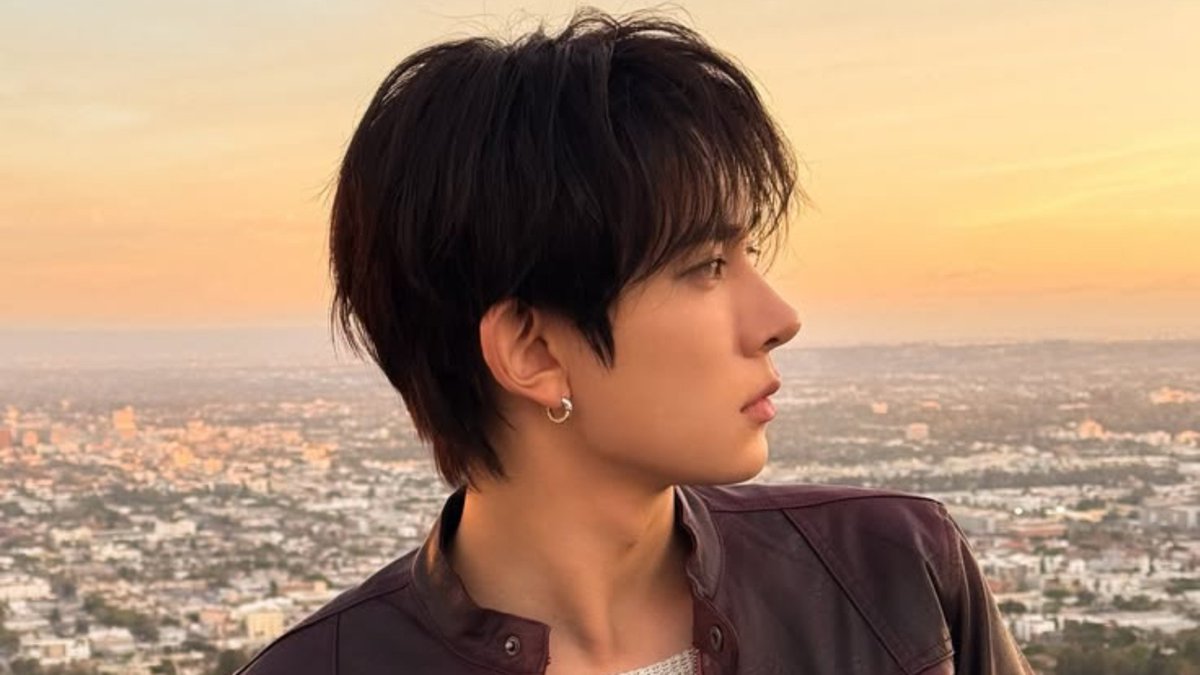 EVAN_FILES's tweet photo. EVAN is the first 4th-gen K-pop soloist to debut at No. 1 on Billboard Emerging Artists. https://t.co/799rzDnfSr