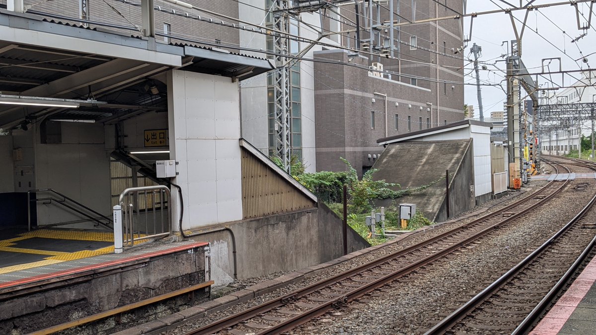 Pakuseiren_2002's tweet photo. 下板橋駅のこれ、普通にホームと出口繋げばよかったのでは…？ https://t.co/ssOL9bMe7l