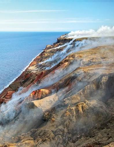 theiaincameron's tweet photo. This picture doesn’t show a raging fire, or the remnants of one that has passed through recently. It isn’t a volcano either.

Instead, what makes Canada’s “Smoking Hills” exude smoke for centuries at a time is absolutely fascinating.

1/5 https://t.co/MxmILfAizP
