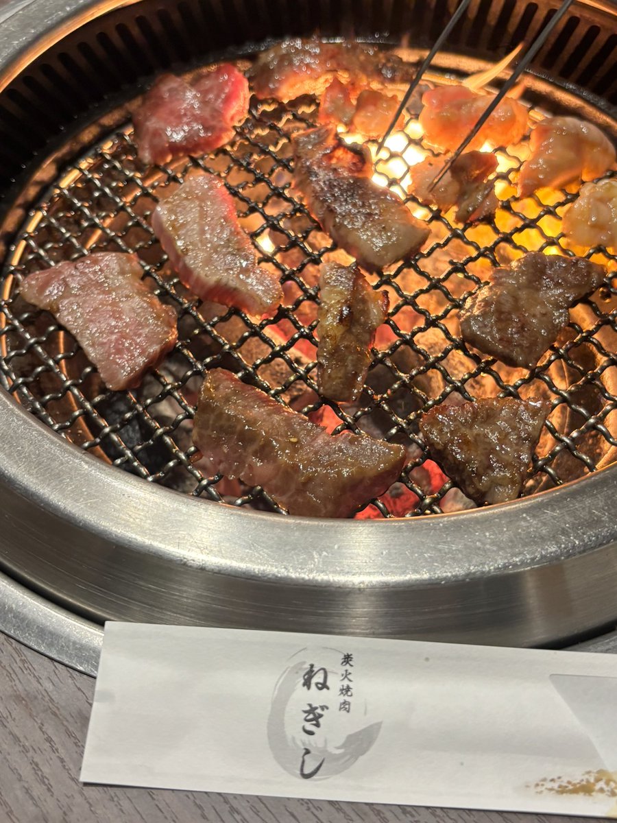 osato84205311's tweet photo. 『焼肉　ねぎし』さんにて🥷🏻🍖
おいしいお肉をいただきました😋💗💗💗
忍が至る所に😆✨✨✨美味しい楽しい焼肉屋さん😃
是非、行ってみてね〜🙋🏻‍♀️

#情熱防災防犯フェス2026 
#情熱クラブ 
#甲賀市 
#焼肉
#ねぎし https://t.co/cZG6cLNgLM