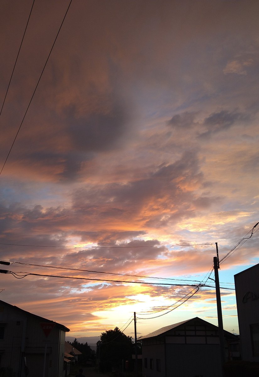 NARUTO16473273's tweet photo. 久々の夕焼け(*´∀`)ﾉ
明日は☀秋晴れだな
 #空ネット
 #喜多方市塩川町 https://t.co/FA9IHyKJW0
