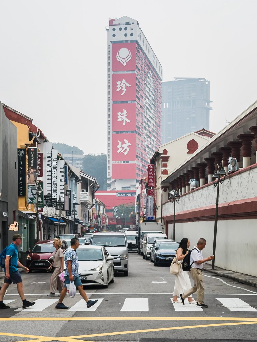 javanng's tweet photo. Foggy filter provided by nature! Haze or just aesthetic smog? Either way, Chinatown still shines.

#chinatownsingapore #singapore #visitsingapore #naturalfilter #city_captures https://t.co/SMd0fR9boX