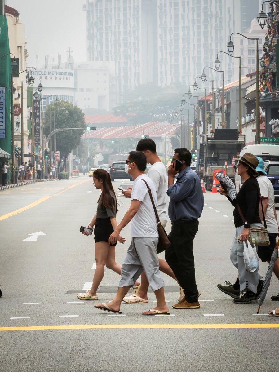 javanng's tweet photo. Foggy filter provided by nature! Haze or just aesthetic smog? Either way, Chinatown still shines.

#chinatownsingapore #singapore #visitsingapore #naturalfilter #city_captures https://t.co/SMd0fR9boX