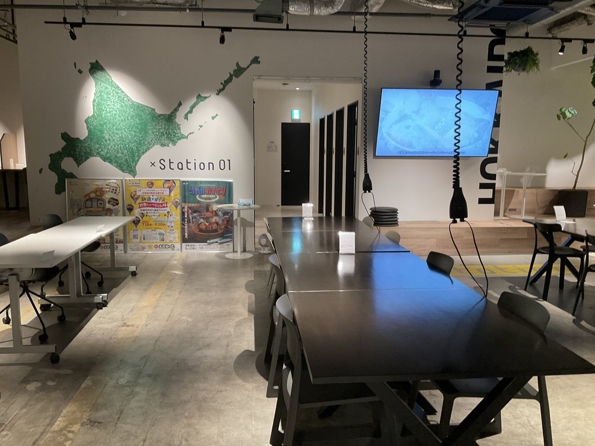 xStation01's tweet photo. おばんでございます🌖
HOKKAIDO xStation01受付です🐧

店内の茶色い長いテーブル席、
こちらの席はいつも人気があります🪑
皆さんも自分の好きな席を探してみてください🔍

明日も皆様のご来店お待ちしております🤗

#sapporo #コワーキングスペース https://t.co/LyEBuK5ZXY