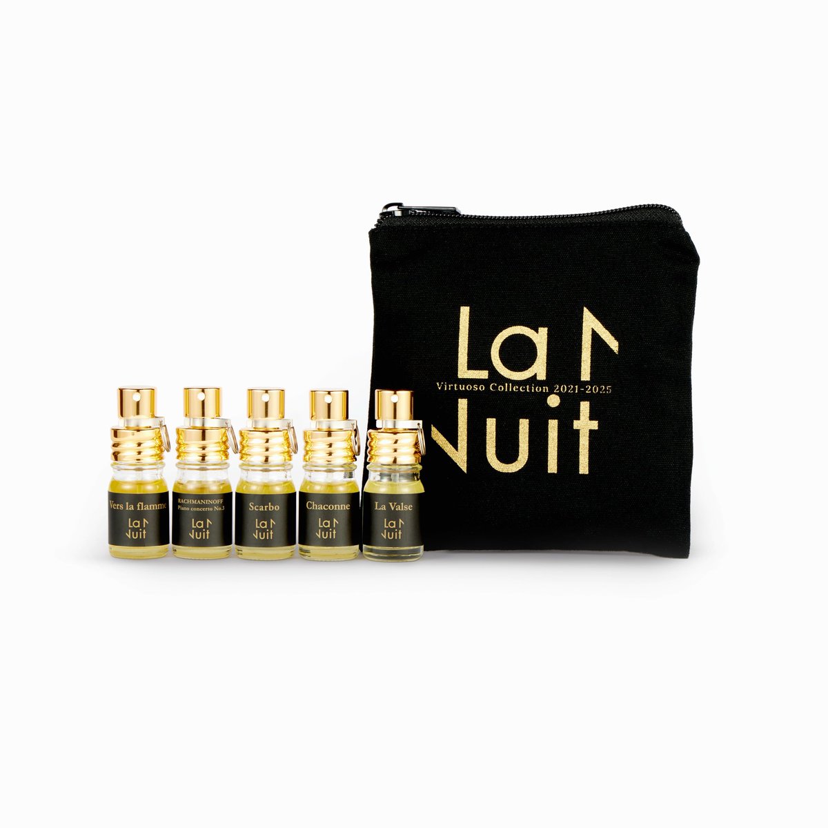 NuitMusique's tweet photo. 【La Nuit parfum 5th Anniversary】
DISCOVERY COLLECTION 2021-2025
5mL × 5 fragrances

5つの香りで、5年間を辿る。
La Nuit parfumが2021年から1年にひとつずつ発表してきた香りを、5周年を記念して一箱に。

2021｜ラヴェル《スカルボ》
2022｜スクリャービン《炎に向かって》
2023｜ラフマニノフ《ピアノ協奏曲第3番》
2024｜バッハ《シャコンヌ》
2025｜ラヴェル《ラ・ヴァルス》

夜の怪物、炎、絢爛、祈り、崩壊するワルツ。

音楽を香りへと翻訳してきたLa Nuit parfum、その最初の5年間のアーカイブ。

DISCOVERY COLLECTION
5mL × 5
¥15,555（税込）
限定55個

10/7 伊勢丹新宿店サロンドパルファン 2026にて発売

#ラニュイパルファン #サロパ