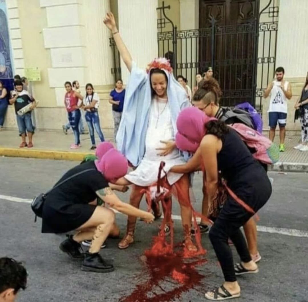 CostaGesuel's tweet photo. Esquerdistas encenando Nossa Senhora abortando o Menino Jesus.A elite esquerdista ODEIA o cristianismo e o seu plano de governo inclui destruir a Igreja Católica.Foi realizada em frente à sede do Governo da província durante as manifestações do Dia Internacional da Mulher. https://t.co/lqXz2PfhSL