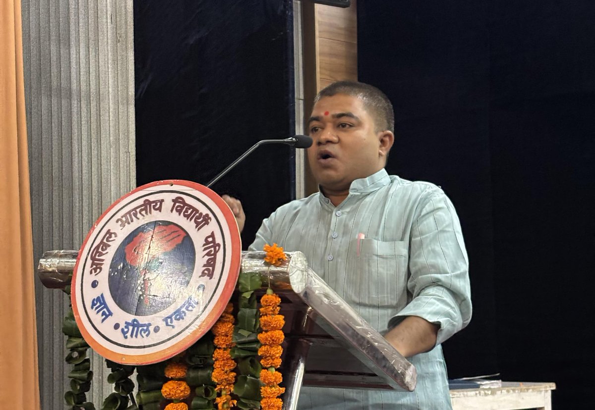 abvpbraj's tweet photo. अखिल भारतीय विद्यार्थी परिषद ब्रज प्रान्त के अलीगढ़ महानगर द्वारा "अग्निशिखा" युवती सम्मेलन का भव्य आयोजन भगत सिंह सभागार में किया गया।
युवती सम्मेलन मे जिले से हजारो बहनो ने उत्साह एवं उमंग के साथ सहभागिता की। https://t.co/FGeCKOIbAN