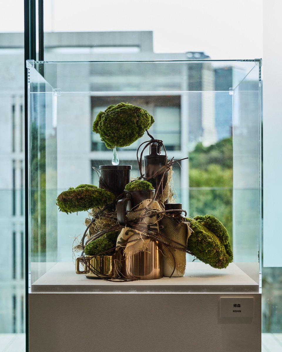 roasterytokyo's tweet photo. 涼しいこの季節のおでかけに、スターバックス リザーブ® ロースタリー 東京でアートに触れてみませんか？

現在ロースタリー 東京では、アートエキシビション 「森をAMU」 を開催中。

自然や人とのつながり、私たちを取り巻くさまざまなテーマから作品をつむぐアートユニット Nefushuca の作品をご覧いただけます。

秋限定のビバレッジやフードとあわせて、館内をゆっくり巡る時間も、この季節ならではの楽しみ方。
ぜひ、お気に入りの一杯とともに、4階のアートスペースにも足を運んでみてください☕

📍企画展「森をAMU」
ロースタリー 東京 4階の「AMU インスピレーション ラウンジ」は日本語の「編む」に由来し、人や想い、アイデアが出会い、新たなつながりを生み出す場への願いが込められています。この「AMU＝編む」という考え方にアートユニット Nefushucaが共鳴し、ロースタリー 東京から生まれ、役目を終えたさまざまな素材に新たな表現を重ね、アート作品として生まれ変わらせました。お好きなビバレッジとともに4階でアートに触れる時間をぜひお楽しみください。

🎨アーティスト紹介｜Nefushuca
東京から八ヶ岳へ移住し、豊かな自然に囲まれた環境で制作活動を行うアートユニット。
日々の暮らしや自然との対話から着想を得て、手仕事ならではの温もりと独自の表現が息づく作品を制作しています。絵画や立体作品をはじめ、多彩な表現を通して見る人の想像力を刺激し、新たな気づきや発見を届けています。

🗓 開催期間
9月18日(金)〜11月1日(日)

📍展示場所
STARBUCKS RESERVE® ROASTERY TOKYO 4F