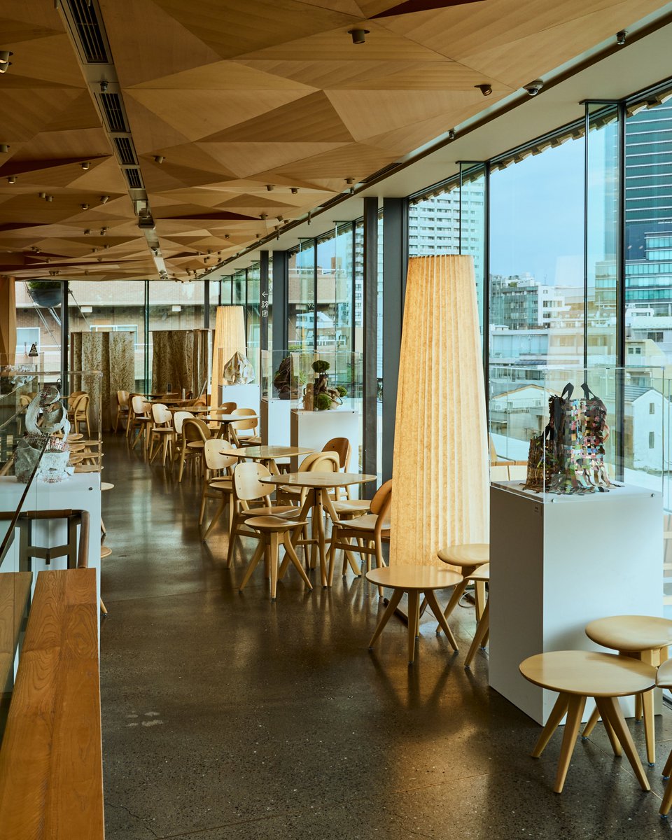 roasterytokyo's tweet photo. 涼しいこの季節のおでかけに、スターバックス リザーブ® ロースタリー 東京でアートに触れてみませんか？

現在ロースタリー 東京では、アートエキシビション 「森をAMU」 を開催中。

自然や人とのつながり、私たちを取り巻くさまざまなテーマから作品をつむぐアートユニット Nefushuca の作品をご覧いただけます。

秋限定のビバレッジやフードとあわせて、館内をゆっくり巡る時間も、この季節ならではの楽しみ方。
ぜひ、お気に入りの一杯とともに、4階のアートスペースにも足を運んでみてください☕

📍企画展「森をAMU」
ロースタリー 東京 4階の「AMU インスピレーション ラウンジ」は日本語の「編む」に由来し、人や想い、アイデアが出会い、新たなつながりを生み出す場への願いが込められています。この「AMU＝編む」という考え方にアートユニット Nefushucaが共鳴し、ロースタリー 東京から生まれ、役目を終えたさまざまな素材に新たな表現を重ね、アート作品として生まれ変わらせました。お好きなビバレッジとともに4階でアートに触れる時間をぜひお楽しみください。

🎨アーティスト紹介｜Nefushuca
東京から八ヶ岳へ移住し、豊かな自然に囲まれた環境で制作活動を行うアートユニット。
日々の暮らしや自然との対話から着想を得て、手仕事ならではの温もりと独自の表現が息づく作品を制作しています。絵画や立体作品をはじめ、多彩な表現を通して見る人の想像力を刺激し、新たな気づきや発見を届けています。

🗓 開催期間
9月18日(金)〜11月1日(日)

📍展示場所
STARBUCKS RESERVE® ROASTERY TOKYO 4F