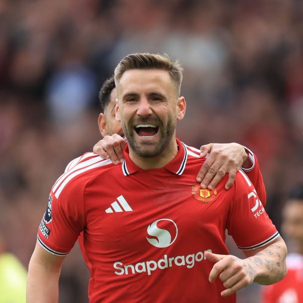 StretfordEndT_'s tweet photo. 🚨𝐁𝐑𝐄𝐀𝐊𝐈𝐍𝐆: Manchester united are set to offer Luke Shaw a new contract which will keep him at the club until 2031.

(@SkySportPL) https://t.co/Tc3M0zW4FL