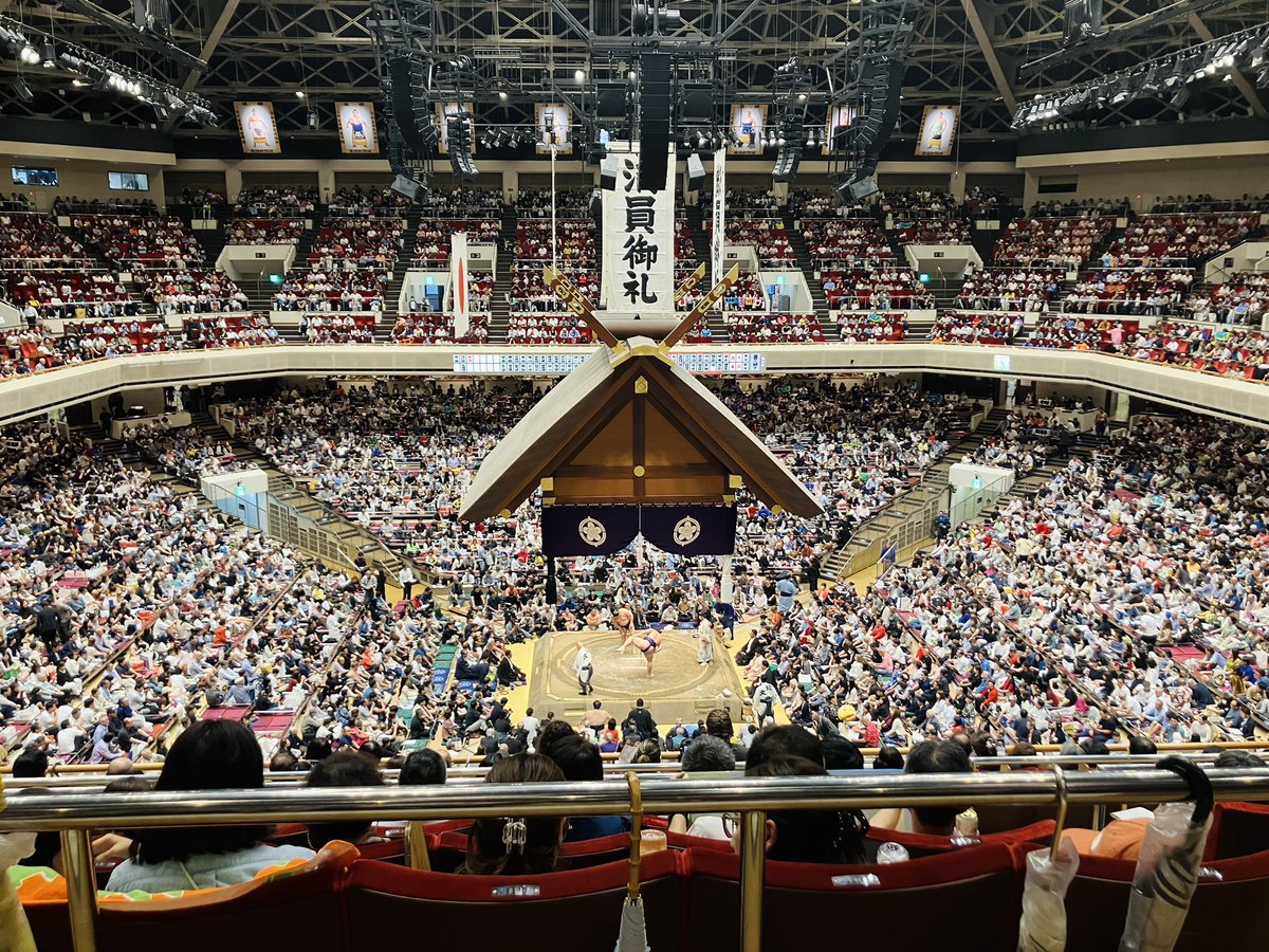 tomoe_kitaura's tweet photo. 9月場所の中日に姉夫婦たちに連れて行ってもらいました。だんだん相撲が好きになって、15日間はとても��いなあと思うようになりました。「楽しみ」と言うのは勝手かなと思うけど、霧島関がまた綱取りに挑戦することを楽しみにしてます。🤲🦁🔥 https://t.co/F02Hps8lWD
