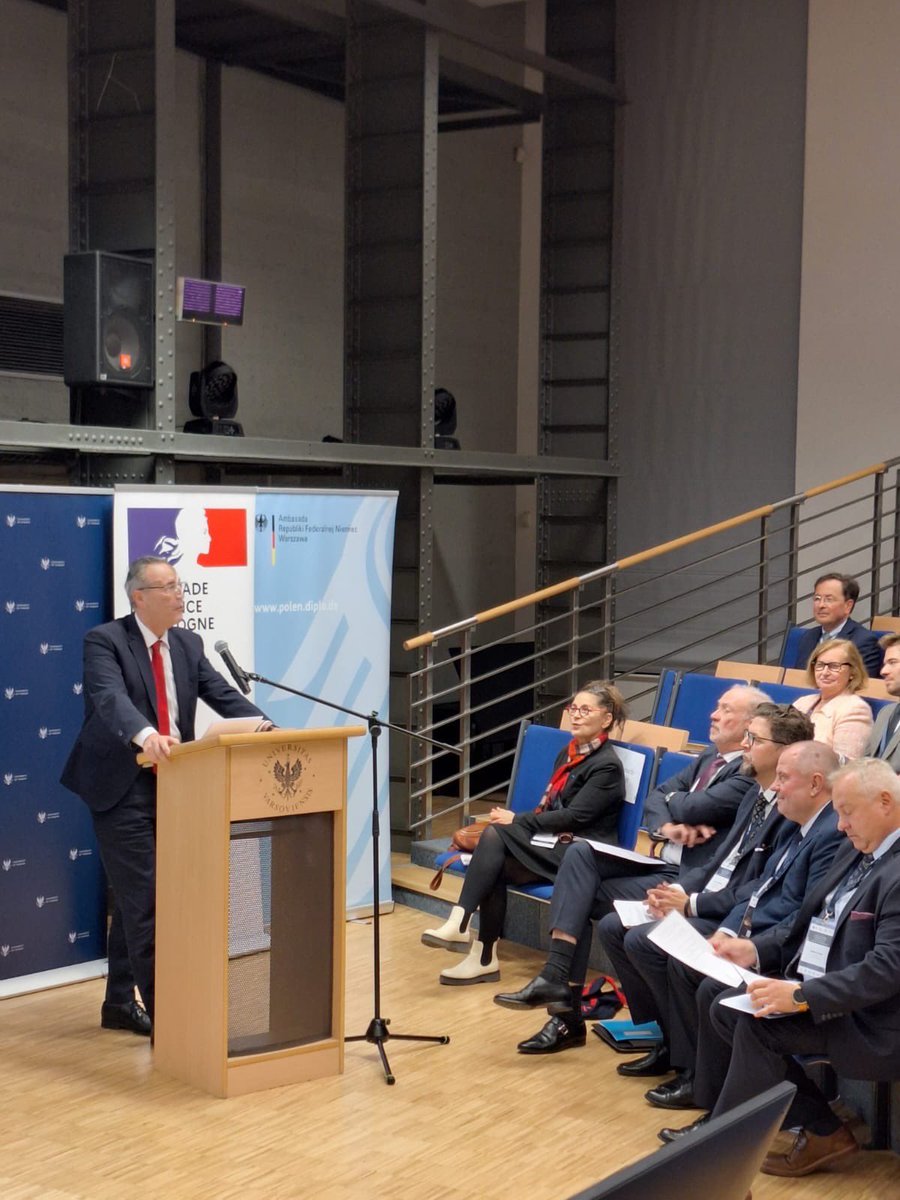Amb_Berger's tweet photo. 🇵🇱🇩🇪🇫🇷 Współpraca w #TrójkątWeimarski wzmacnia europejską naukę, edukację &amp; innowacje. 24–25 września na @UniWarszawski spotkało się ok. 170 uczestników z 3 krajów, reprezentujących 26 Sojuszy Uniwersytetów Europejskich. To partnerstwo otwiera drogę do nowych inicjatyw. https://t.co/7Xw7eL2fOn